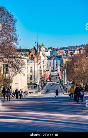 OSLO, NORWEGEN, 15. APRIL 2019: Karl Johans Tor Straße, die zum königlichen Palast in Oslo, Norwegen Stockfoto