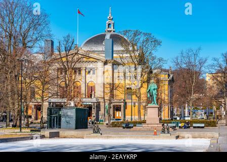 OSLO, NORWEGEN, 16. APRIL 2019: Statue von Henrik Wergeland in Oslo, Norwegen Stockfoto