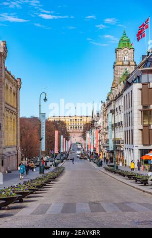 OSLO, NORWEGEN, 16. APRIL 2019: Karl Johans Tor Straße, die zum königlichen Palast in Oslo, Norwegen Stockfoto