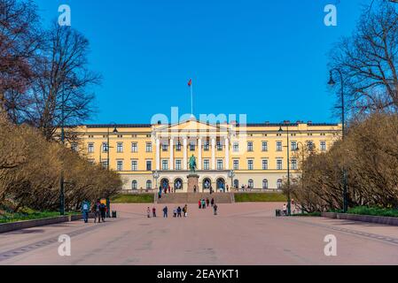 OSLO, NORWEGEN, 16. APRIL 2019: Karl Johans Tor Straße, die zum königlichen Palast in Oslo, Norwegen Stockfoto