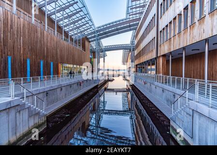 OSLO, NORWEGEN, 15. APRIL 2019: Menschen passieren das Astrup Fearnley Museum in Oslo, Norwegen Stockfoto