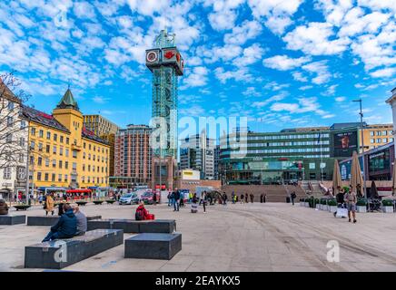 OSLO, NORWEGEN, 16. APRIL 2019: Auf einem Platz vor dem Bahnhof in Oslo, Norwegen, schlendern die Menschen Stockfoto