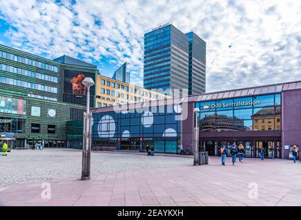 OSLO, NORWEGEN, 16. APRIL 2019: Auf einem Platz vor dem Bahnhof in Oslo, Norwegen, schlendern die Menschen Stockfoto