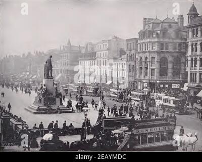 Vintage frühe Fotografie von Piccadily Street, Manchester, England von 1892. Straßenszene mit der Statue des Duke of Wellington und frühen öffentlichen Verkehrsmitteln. Stockfoto