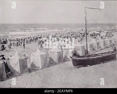 Vintage 1892 Foto des niederländischen Badeortes Scheveningen zeigt Strandzelte und Menschen, die diesen Anlass genießen. Stockfoto