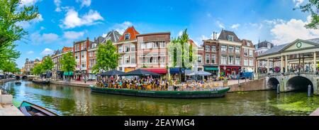 LEIDEN, NIEDERLANDE, 8. AUGUST 2018: Blick auf die Koornbrug-Brücke in Leiden, Niederlande Stockfoto