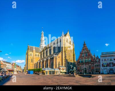 HAARLEM, NIEDERLANDE, 8. AUGUST 2018: Blick auf den Grote Markt und die Saint Bavo Kirche in Haarlem, Niederlande Stockfoto