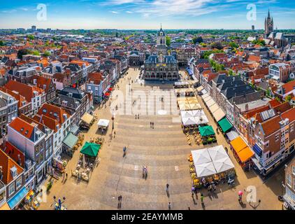 DELFT, NIEDERLANDE, 6. AUGUST 2018: Luftaufnahme des Hauptplatzes in Delft, Niederlande Stockfoto