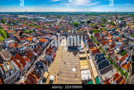 DELFT, NIEDERLANDE, 6. AUGUST 2018: Luftaufnahme des Hauptplatzes in Delft, Niederlande Stockfoto