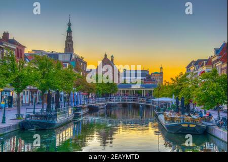 LEIDEN, NIEDERLANDE, 8. AUGUST 2018: Nachtansicht der Koornbrug-Brücke in Leiden, Niederlande Stockfoto