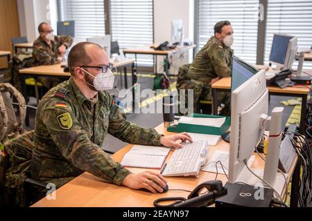 Oldenburg, Deutschland. Februar 2021, 11th. Soldaten der Bundeswehr arbeiten im Lagezentrum. Die Panzerdivision 1st in Oldenburg organisiert als Regionalkommandantur West in fünf Bundesländern Unterstützung bei der Corona-Pandemie: Nordrhein-Westfalen, Hessen, Niedersachsen, Bremen und Sachsen-Anhalt. Quelle: Sina Schuldt/dpa/Alamy Live News Stockfoto