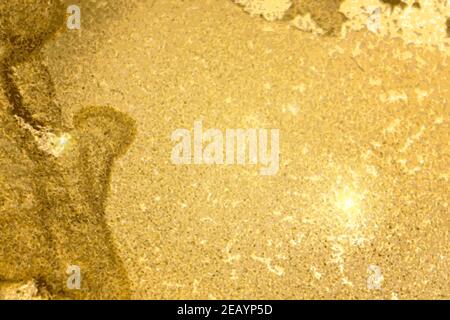 Glitzergelb und Gold Muster mit Textur von Geode. Abstrakter Vektor-Hintergrund in Alkoholtinte Technik. Moderne Farbe mit Glitzer. Stock Vektor