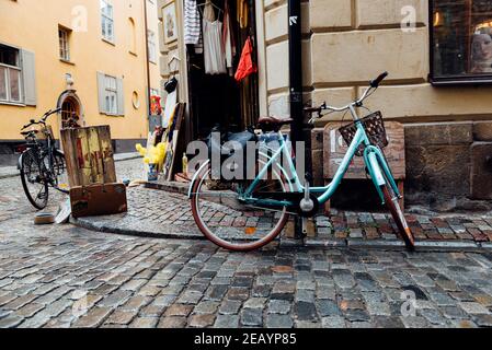 Stockholm, Schweden - 8. August 2019: Fahrräder, die vor dem Vintage Fashion Store im Gamla Stan Viertel geparkt sind Stockfoto