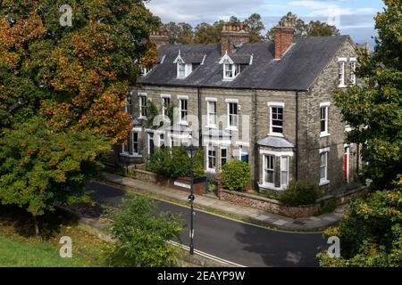 Reihe von malerischen attraktiven weißen Backstein viktorianischen Reihenhäusern, Ende der Terrasse, Straßenschild & Lampe auf Wohnstraße - Bishophill, York, England Großbritannien. Stockfoto