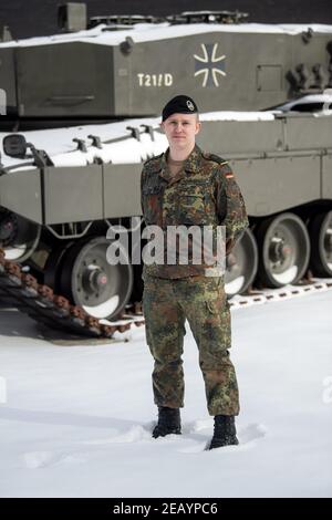 Oldenburg, Deutschland. Februar 2021, 11th. Tammo Schmidtke, erster Sergeant, steht vor einem Einsatzfahrzeug der Bundeswehr. Die Panzerdivision 1st in Oldenburg organisiert als Regionalkommandantur West in fünf Bundesländern Unterstützung bei der Corona-Pandemie: Nordrhein-Westfalen, Hessen, Niedersachsen, Bremen und Sachsen-Anhalt. Quelle: Sina Schuldt/dpa/Alamy Live News Stockfoto