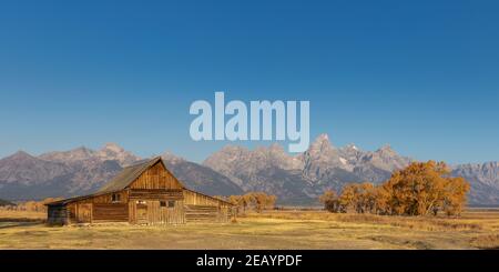 Moose, Wyoming USA - 10. Oktober 2020: Thomas A. Molton Barn in der Nähe von Mormon Row auf Antelope Flats Road in Moose, Wyoming. Die Grand Teton Mountains. Stockfoto