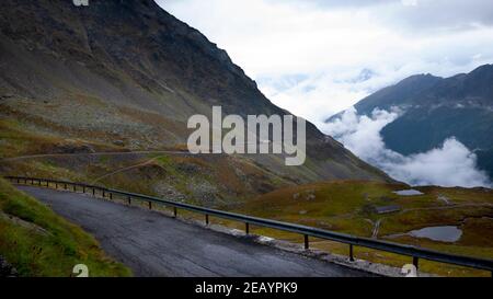 Blick nach Süden mit Lago Nero im Vordergrund, Passo di Gavia, der Gavia Pass über den Bergen, Italien Stockfoto