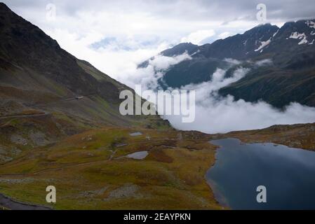 Blick nach Süden mit Lago Nero im Vordergrund, Passo di Gavia, der Gavia Pass über den Bergen, Italien Stockfoto