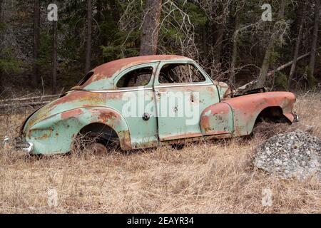 Ein 1946 Chevrolet 2-Türer Coupé, oben in einem abgelegenen Tal entlang Ranch Creek, in Granite County, Montana Stockfoto