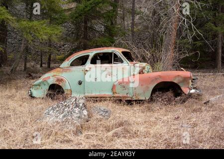 Ein 1946 Chevrolet 2-Türer Coupé, oben in einem abgelegenen Tal entlang Ranch Creek, in Granite County, Montana Stockfoto