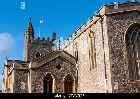 Außenansicht der aus Feuerstein gebauten St. Mary's Church, Old Town, Amersham, Buckinghamshire, Großbritannien Stockfoto