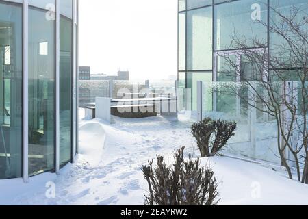 Eindhoven, Niederlande, 9th. Februar 2021. Strijp S Dachterrasseneingang mit Glaskonstruktionen und einem mit weißem Schnee bedeckten Garten auf einem freeszin Stockfoto