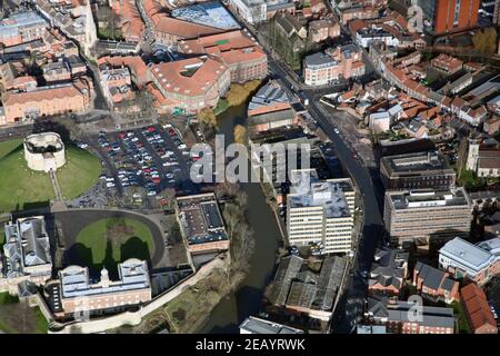 Luftaufnahme des Flusses Foss & Piccadilly im Zentrum von York, auch gezeigt: Cliffords Tower (Schloss) & das Jorvik Center Stockfoto