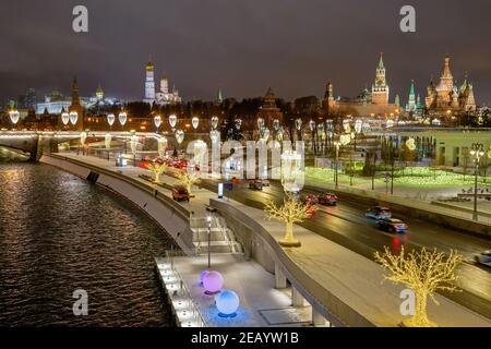 Moskau, Russland - 04. Februar 2020: Abend Moskau. Festliche Hauptstadt von Russland. Der Kremldamm ist mit Girlanden für das Neue Jahr geschmückt Stockfoto