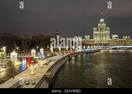 Moskau, Russland - 04. Februar 2020: Abend Moskau. Festliche Hauptstadt von Russland. Der Kremldamm ist mit Girlanden für das Neue Jahr geschmückt. Stockfoto