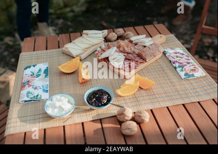 Picknicktisch mit Wurst, Käse und traditionellen italienischen Speisen. Stockfoto