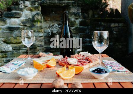 Picknicktisch mit Wurst, Käse und traditionellen italienischen Speisen und Wein Stockfoto