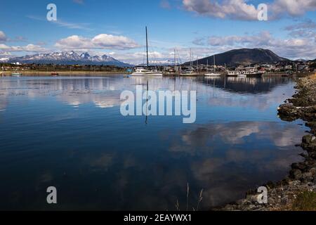 Reflexionen am Hafen von Ushuaia, Argentinien Stockfoto