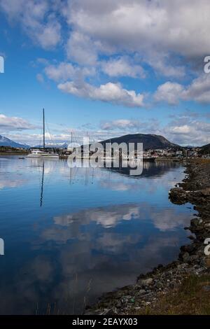 Reflexionen am Hafen von Ushuaia, Argentinien Stockfoto