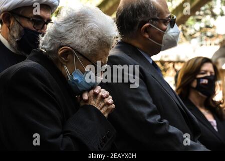 Beirut, Libanon, 11. Februar 2021. Salma Merchak, Lokman Slim's Mutter, trauert um ihren Sohn an einem Denkmal für den libanesischen Verleger, politischen Aktivisten und Kommentator, der am 4. Februar 2021 angegriffen wurde. Elizabeth Fitt Kredit: Elizabeth Fitt/Alamy Live News Stockfoto