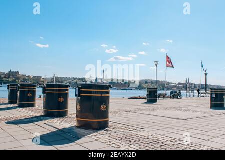 Stockholm, Schweden - 1. Mai 2019 : unterirdische Müllcontainer für verschiedene Abfälle am Stockholmer Kai. Das Problem der Abfallsammlung und Stockfoto
