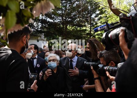 Beirut, Libanon, 11. Februar 2021. Salma Merchak, Mutter von Lockman Slim, gibt ein von der Presse umgebenes Interview bei einer Gedenkstätte zum Gedenken an den libanesischen Verleger, politischen Aktivisten und Kommentator, der am 4. Februar 2021 ermordet wurde. Eine Verwandte und Slim's Frau, Monika Borgmann, steht ihr nahe. Elizabeth Fitt Kredit: Elizabeth Fitt/Alamy Live News Stockfoto