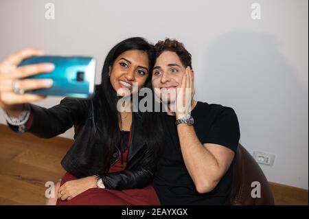 Fröhliche junge Paar nehmen ein Selbstporträt mit lustigen Gesicht zu Hause sitzen auf Bohnenbeutel. Stockfoto