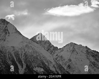 Verrayes, Aostatal (Italien): Blick auf die herrliche Ostwand des Mont Emilius, von Verrayes aus gesehen. Stockfoto