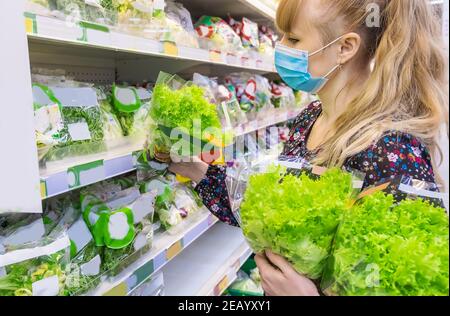 Frau wählt Salat im Supermarkt. Selektiver Fokus. Essen. Stockfoto