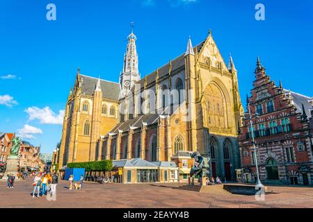 HAARLEM, NIEDERLANDE, 8. AUGUST 2018: Blick auf den Grote Markt und die Saint Bavo Kirche in Haarlem, Niederlande Stockfoto