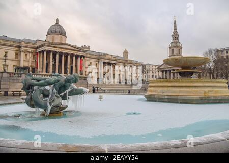 Gefrorener Brunnen am Trafalgar Square, London, Großbritannien 11. Februar 2021. Die Temperaturen fielen über Nacht, während einige Teile des Landes die niedrigsten Temperaturen seit mehr als einem Vierteljahrhundert aufzeichneten. Stockfoto