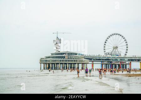 DEN HAAG, NIEDERLANDE, 7. AUGUST 2018: Blick auf die Seebrücke in Scheveningen, Niederlande Stockfoto