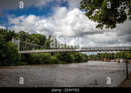 Queens Park Suspension Bridge über den Fluss Dee, Chester Stockfoto