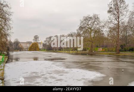 Gefrorener See im St James's Park, London, 11. Februar 2021. Die Temperaturen in Großbritannien fielen über Nacht, wobei Teile des Landes die niedrigsten Temperaturen seit mehr als einem Vierteljahrhundert aufzeichneten. Stockfoto