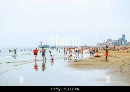 DEN HAAG, NIEDERLANDE, 7. AUGUST 2018: Blick auf die Seebrücke in Scheveningen, Niederlande Stockfoto