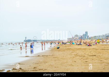 DEN HAAG, NIEDERLANDE, 7. AUGUST 2018: Blick auf die Seebrücke in Scheveningen, Niederlande Stockfoto