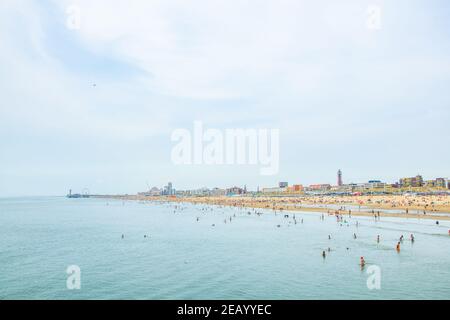 DEN HAAG, NIEDERLANDE, 7. AUGUST 2018: Blick auf die Seebrücke in Scheveningen, Niederlande Stockfoto