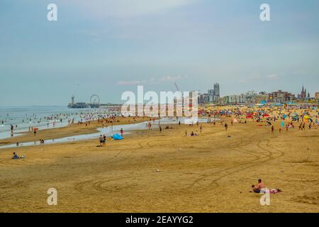 DEN HAAG, NIEDERLANDE, 7. AUGUST 2018: Blick auf die Seebrücke in Scheveningen, Niederlande Stockfoto