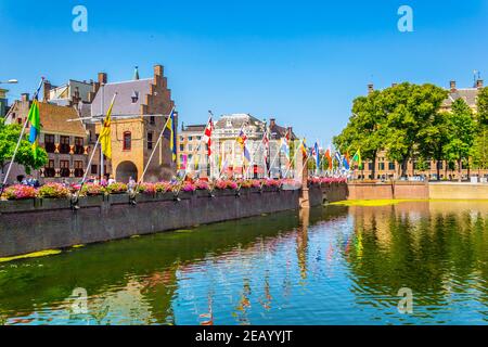 DEN HAAG, NIEDERLANDE, 7. AUGUST 2018: Die Menschen schlendern durch den Buitenhof in Den Haag, Niederlande Stockfoto