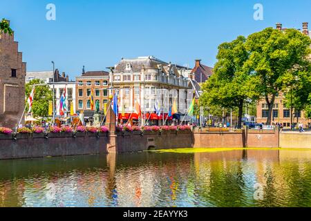 DEN HAAG, NIEDERLANDE, 7. AUGUST 2018: Die Menschen schlendern durch den Buitenhof in Den Haag, Niederlande Stockfoto
